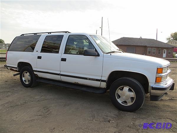 lot 5 image: Year 1998 Make Chevrolet Model Suburban Ve...