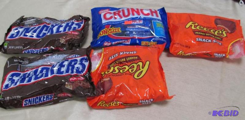 Qty 5 bags of fun size snicker, Reese, and Ne...