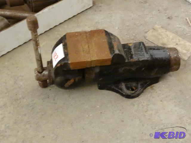 lot 122 image: Small Bench Vise...