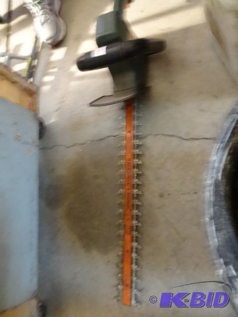 lot 139 image: Black and Decker hedge hog 22 hedge trimmer. ...
