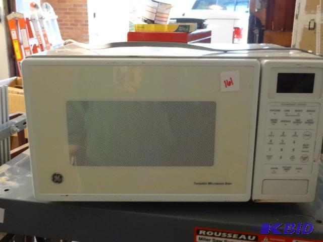 lot 161 image: GE microwave oven. Model JE640WV001...