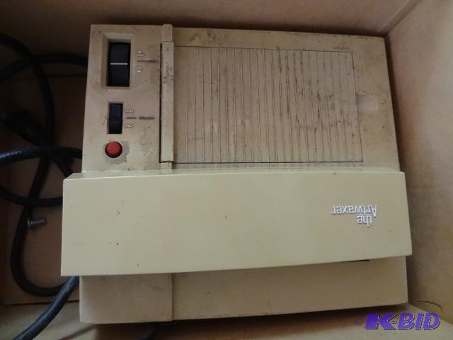 lot 224 image: Art waxer. 110 volt. Cover is off...