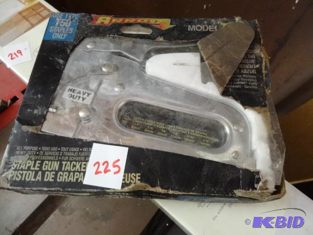 lot 225 image: Arrow T50 hand stapler. Heavy duty...