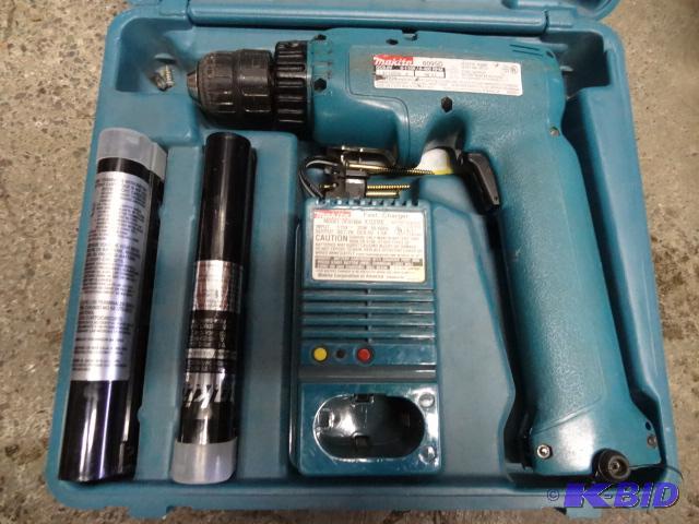 lot 27 image: Makita 6095D 9.6 volt drill. 3 batteries and ...