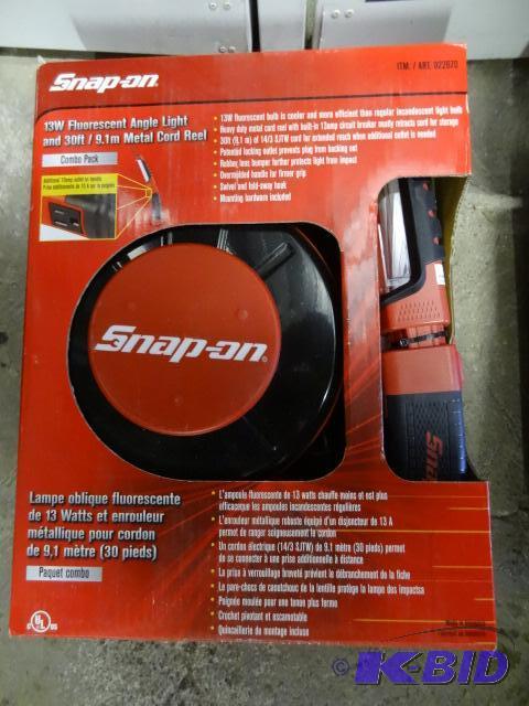 lot 29 image: Snap On 13 watt fluorescent angle light and 3...