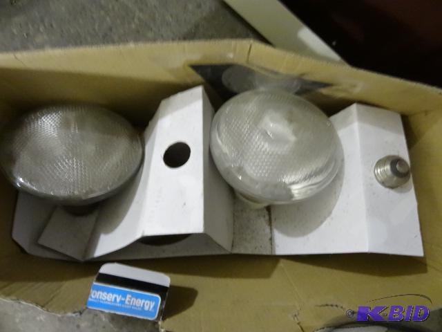 lot 32 image: 4 CFL relacemnet flood bulbs. 120 w. Indoor o...
