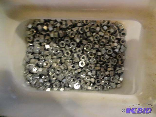 lot 324 image: Bucket of Misc. Chain...