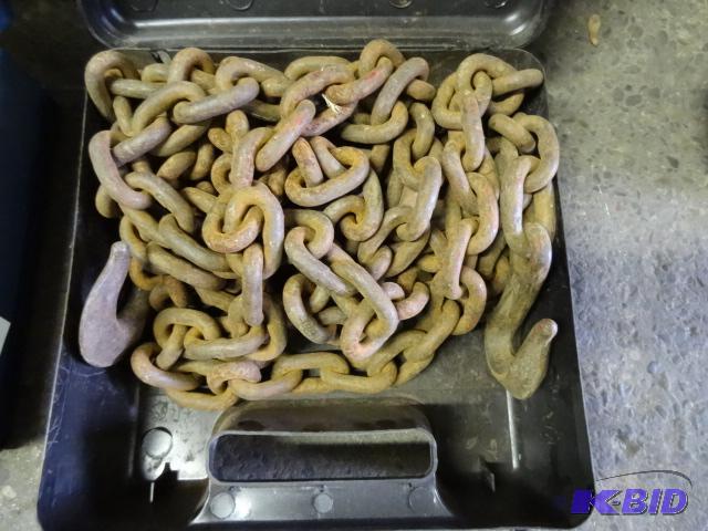lot 49 image: Heavy duty log chain in case. 16...