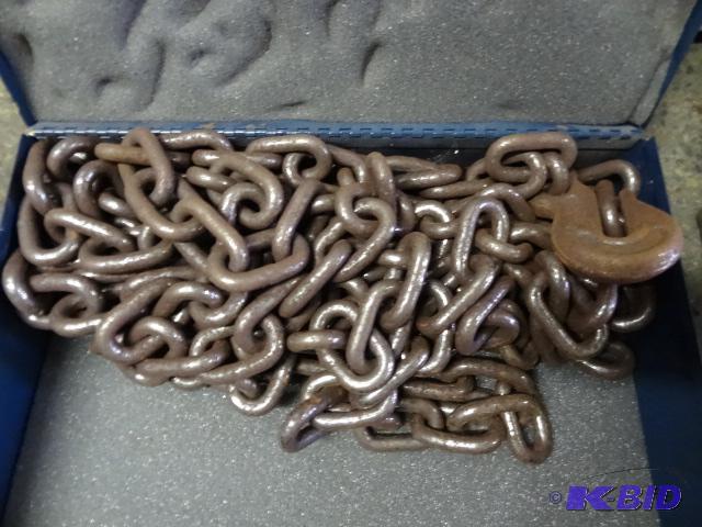 lot 50 image: Heavy duty log chain in case. 20...