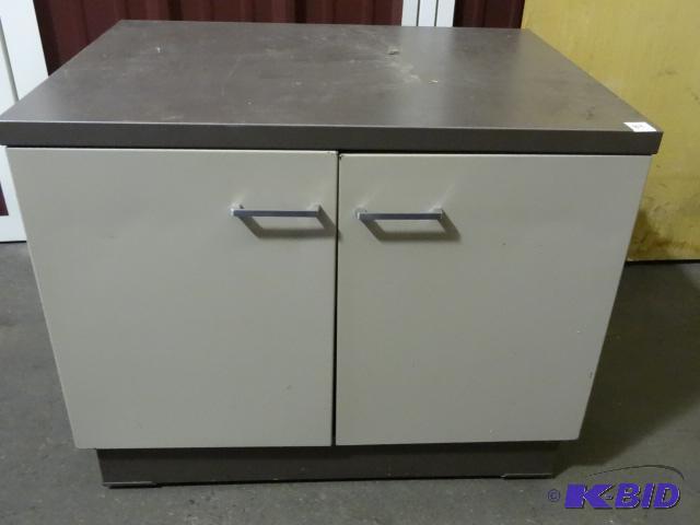 lot 84 image: Metal 2 door cabinet. 32 x 24 x 26...