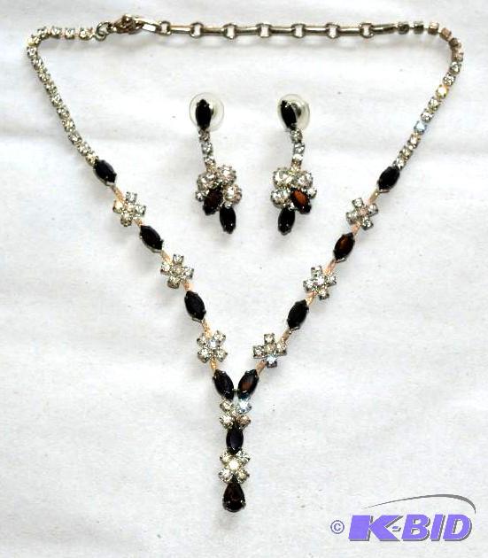 lot 10 image: Older Black Stone with diamond looking flower...