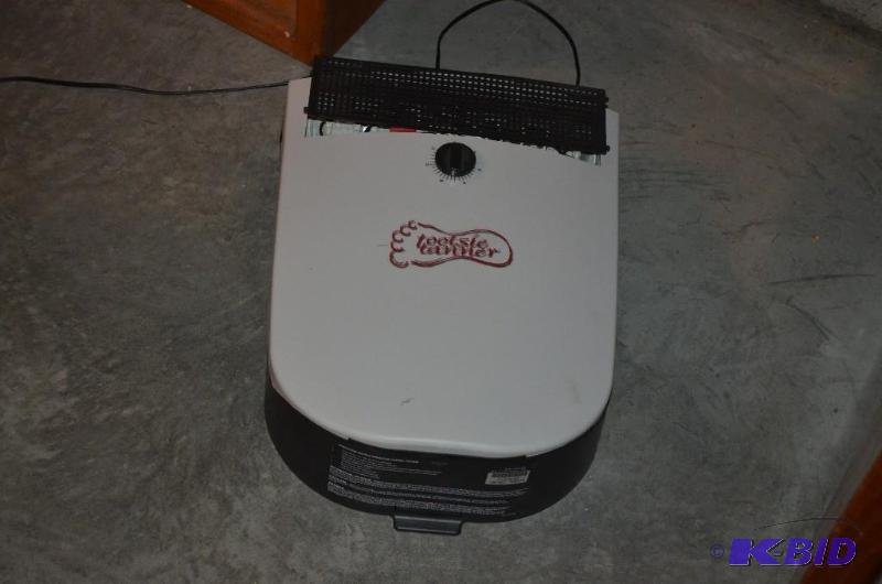 lot 34 image: Tootsie Tanner foot tanning bed...