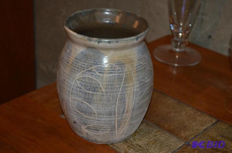 lot 38 image: Beautiful piece of pottery. Not sure of the a...