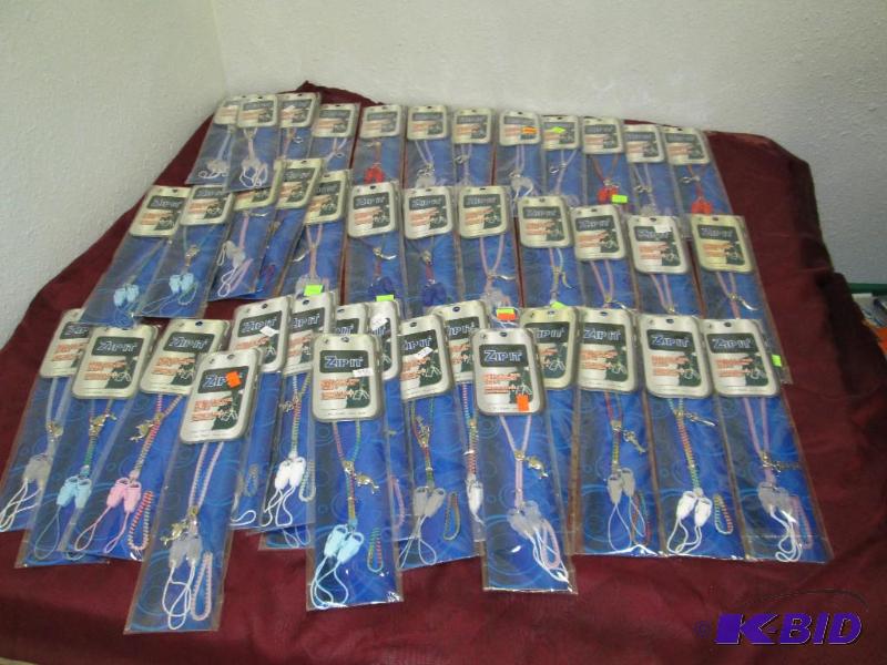 lot 175 image: Qty 40 Dual clip for cellphone and MP3 Hand f...