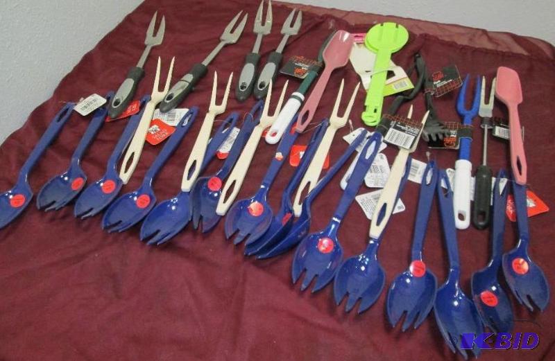 lot 188 image: Qty 32 different kitchen tools like, salad se...