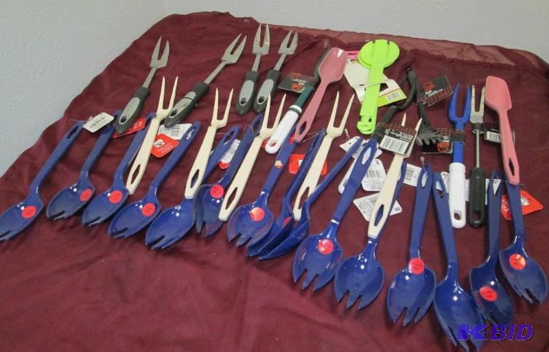 lot 189 image: Qty 32 different kitchen tools like, salad se...