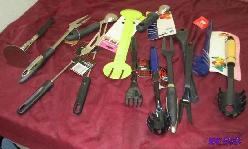 lot 190 image: Qty 14 different kitchen tools like, salad se...