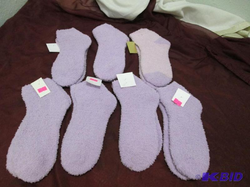 lot 333 image: Qty 7 Fuzz socks...