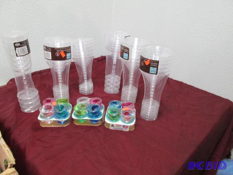 lot 363 image: Qty 5 Fresh Decor plastic Martini glasses, 1-...