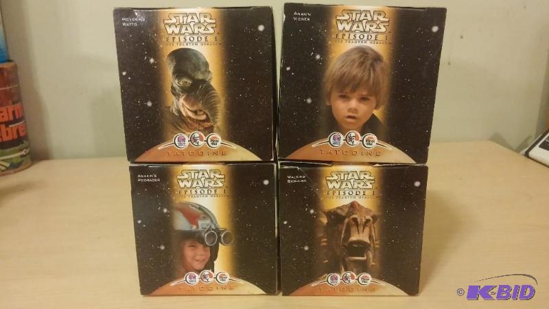lot 113 image: Lot of 4 Taco Bell KFC and Pizza Hut Toys. Ta...