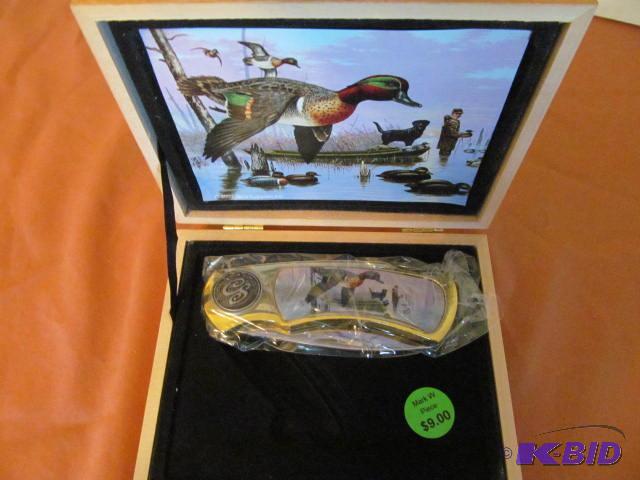 lot 52 image: Brand new in box Collector Series Knife...