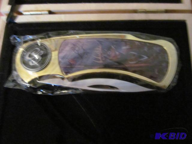 lot 63 image: Brand new in box, retractable pocket knife, r...