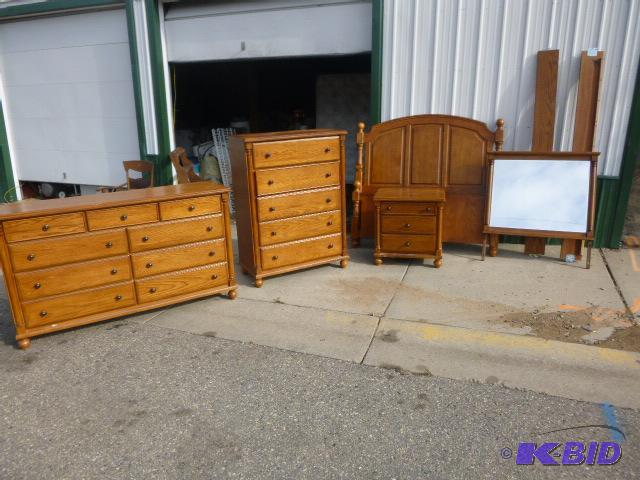lot 1 image: Bedroom Set This is a very nice bedroom set, ...