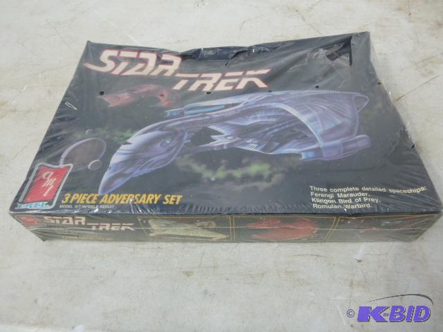lot 140 image: Star Trek 3 Piece Adversary Set Model Kit Uno...