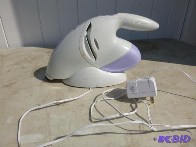 lot 15 image: Black & Decker Dust Buster 2.4 volt, unte...