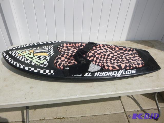 lot 21 image: Pro XL Wake Board Missing one fin....