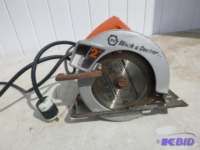 lot 25 image: Black & Decker 7 14" Circular Saw M...