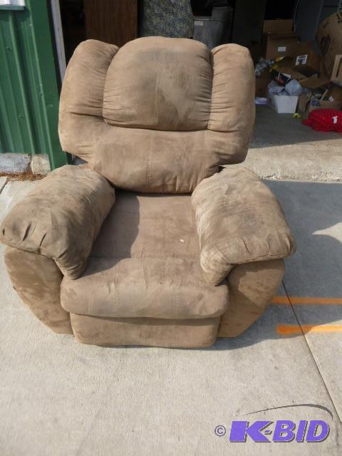 lot 3 image: Reclining Chair Has small tear in the back....