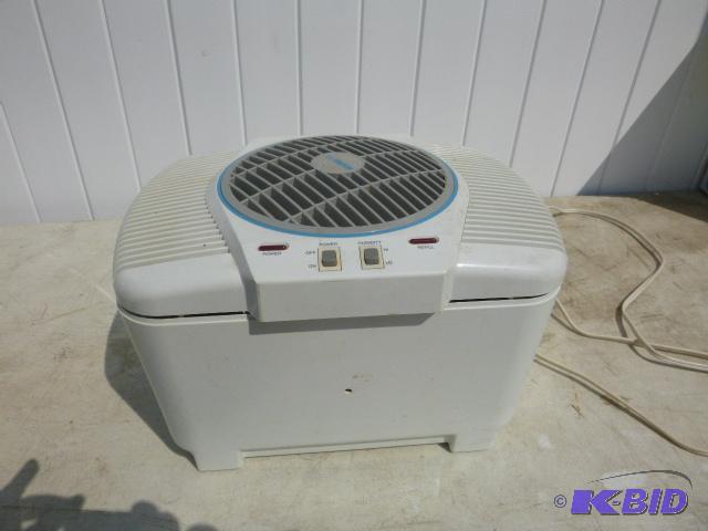 lot 30 image: Holmes Humidifier Tested and works....