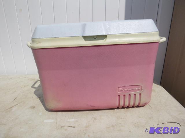 lot 32 image: Rubbermaid Cooler...