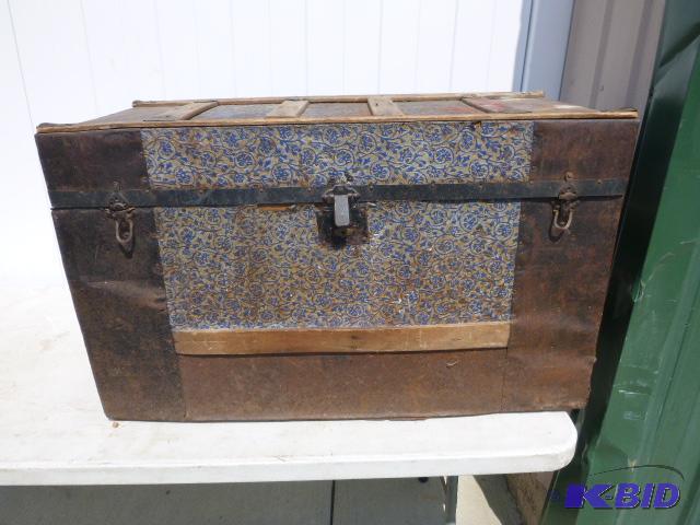 lot 37 image: Vintage Trunk 22" X 36" X 17 12&qu...