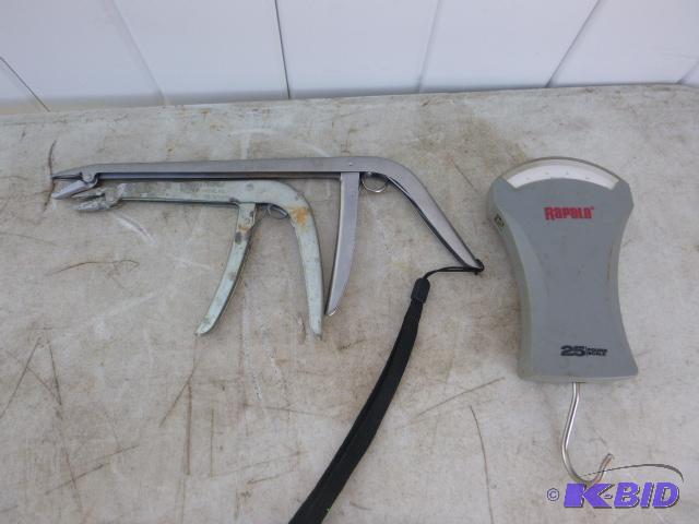 lot 63 image: 2 Hook Extractors 1 Berkley and a Rapala ...