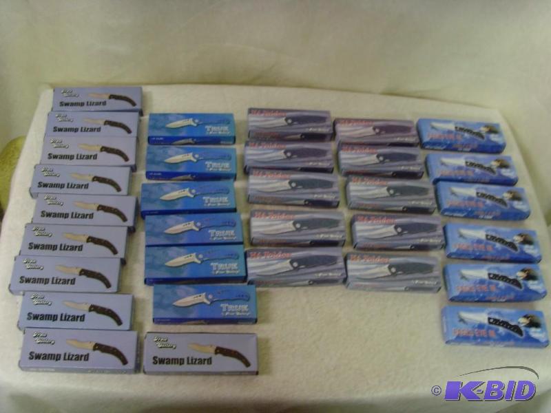 lot 135 image: 32 Knives