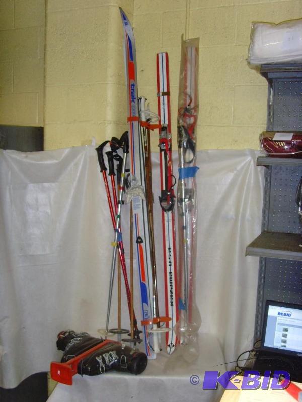 lot 149 image: Lot of Skis
