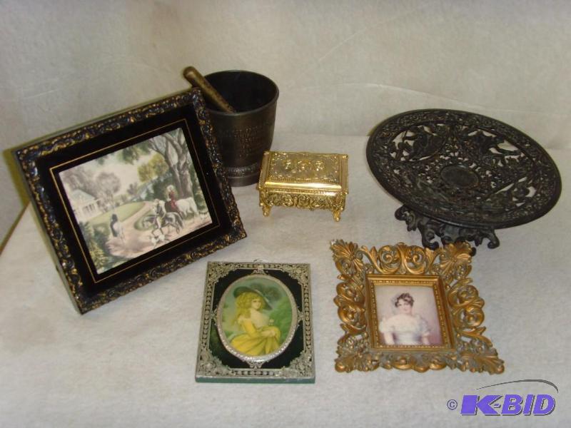 lot 15 image: Victorian Style Home Decor Items