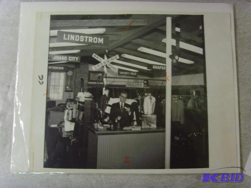 lot 20 image: Lot of Vintage Glossed Photos