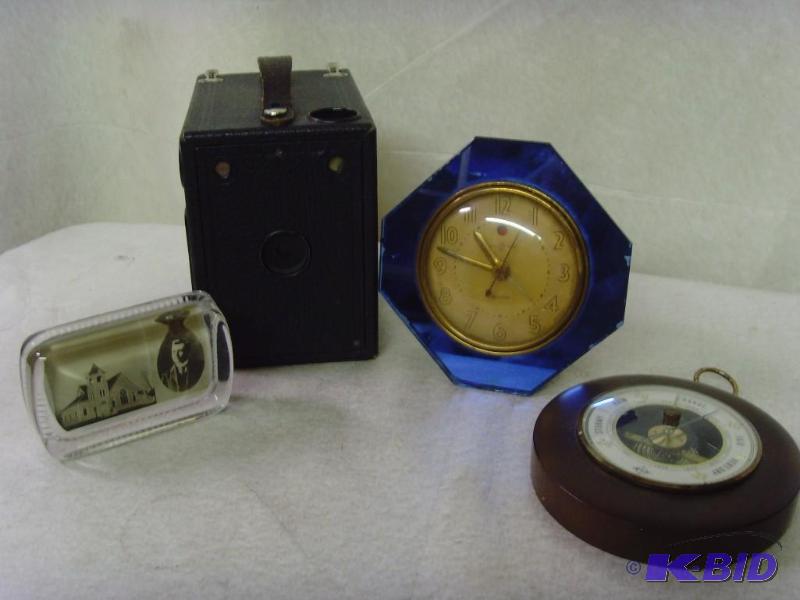 lot 32 image: Various vintage items