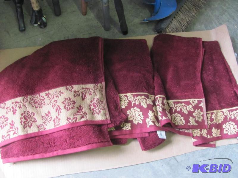 lot 113 image: This NEW WAVERLY HOME Bathroom Towel Set incl...