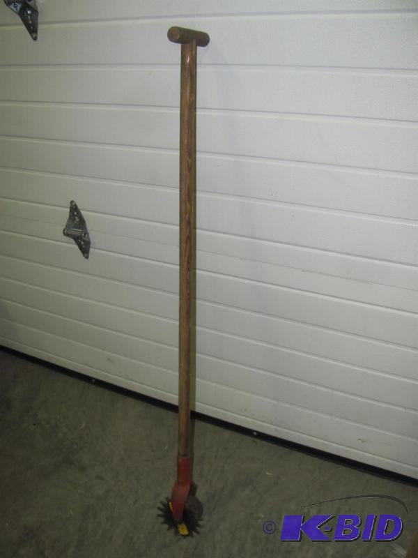 lot 75 image: CRAFTSMAN Lawn Edger with T-Handle. Works....