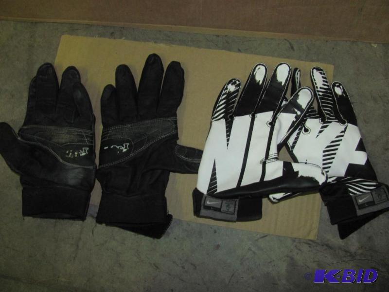 lot 88 image: Pair of EASTON Baseball Batting Gloves (Mediu...