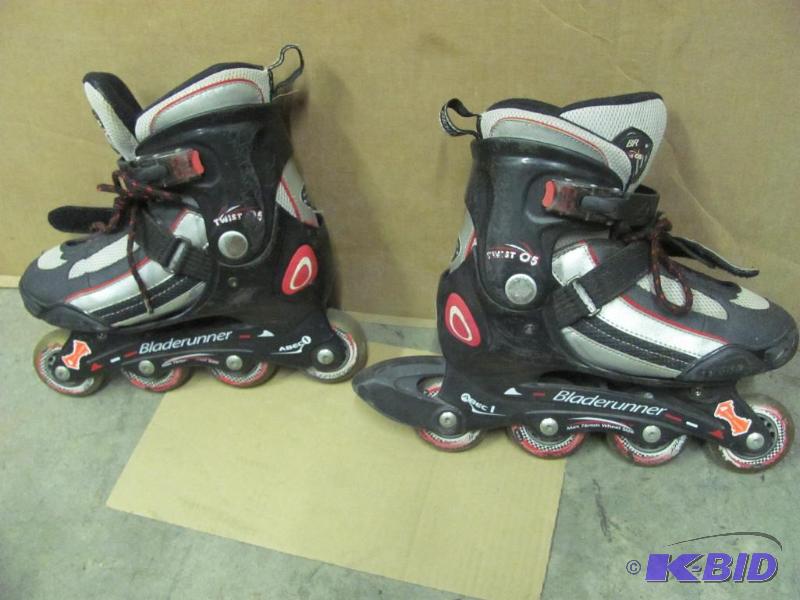 lot 89 image: Pair of BLADERUNNER Twist 05 Rollerblades. Si...