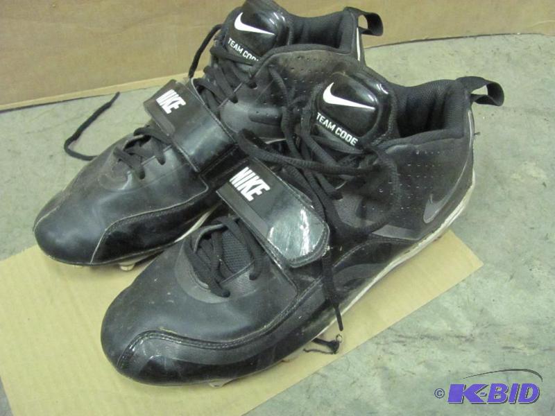lot 90 image: Pair of NIKE Zoom Football Cleats. Couldnt f...