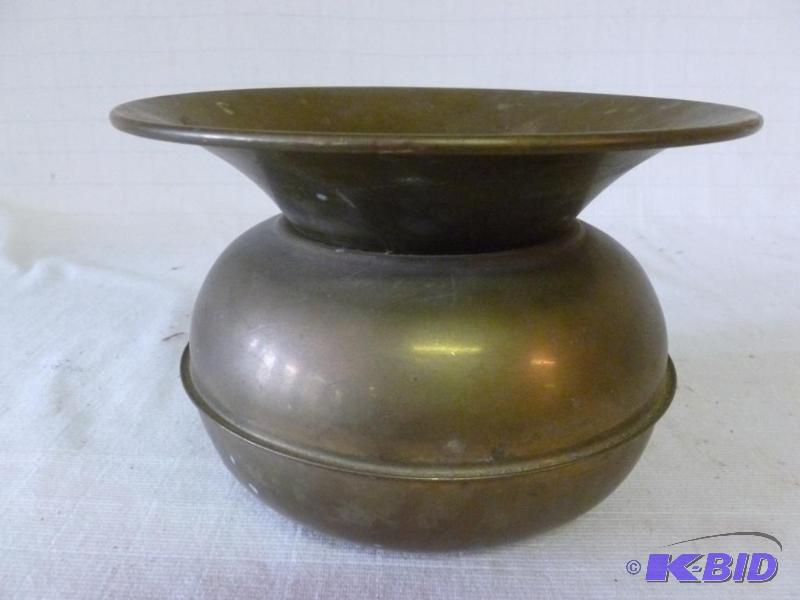 lot 100 image: Vintage brass spittoon that measures 8 14&qu...