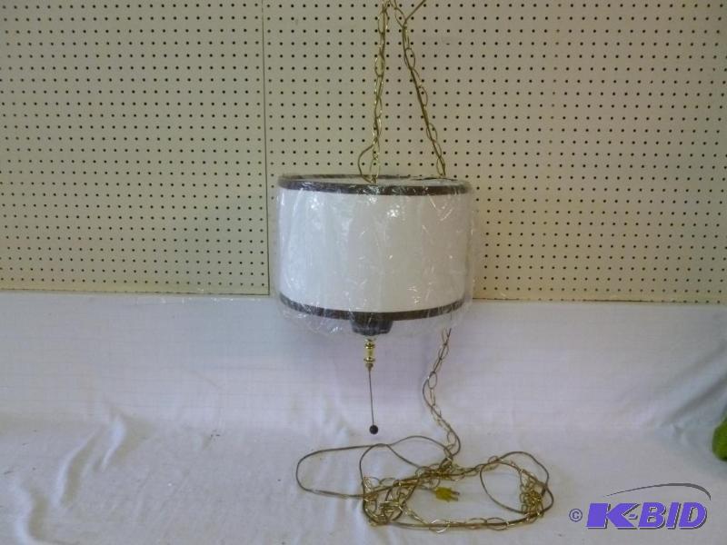 lot 117 image: Beautiful plug in hanging ceiling lamp....
