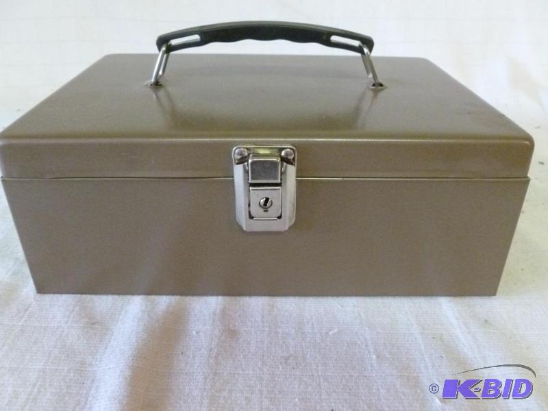 lot 122 image: Heavy duty metal cash box, comes with two key...