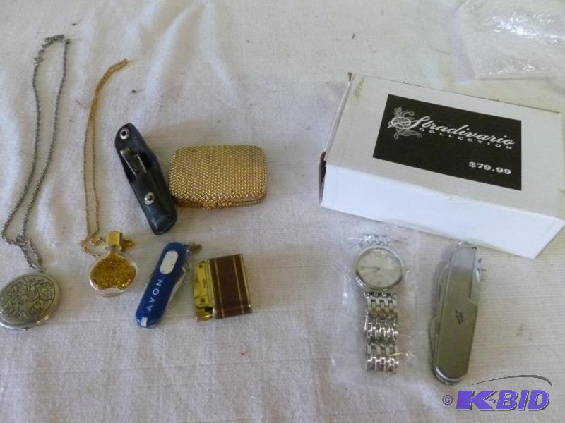 lot 132 image: This lot consists of a vintage nail clipper, ...